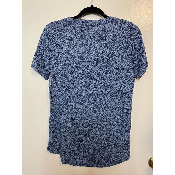 Athleta Breezy Scoop V-Neck Tee Shirt Blue Leopard Print Small - Picture 8 of 9